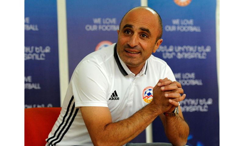 Cầu thủ Armenia xuất sắc Artur Petrosyan.